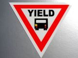 YIELD ＜優先・ゆずって＞ ステッカー／マグネット　（アメリカン・バス・道路標識